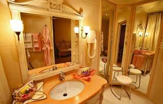 Гостиница Геолог Сургут Люкс с кроватью размера «king-size» и гидромассажной ванной-2