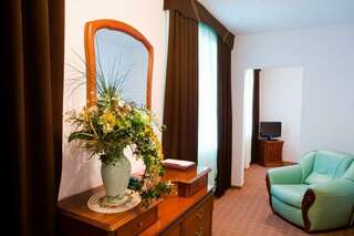 Гостиница Геолог Сургут Трехместный номер с балконом-3