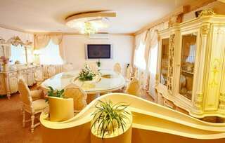 Гостиница Геолог Сургут Люкс с кроватью размера «king-size» и гидромассажной ванной-4